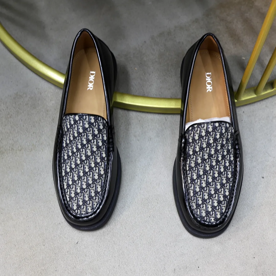 Ex-factory price: 540🙅‍♂️🙅‍♂️🙅‍♂️ Brand: Dior DIOR Standard code: Men's code 38/44 (45 can be customized) Grade: Same as the official website Material: Original cowhide stitching, cowhide lining, original TPU wear-resistant soft outsole Style categories: Leisure and sports version, footwear for driving, young fashion, European and American trends, British style Color: actual picture color